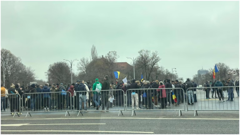 Protest al persoanelor cu dizabilități în Piața Victoriei pentru eliminarea criteriilor abuzive de încadrare