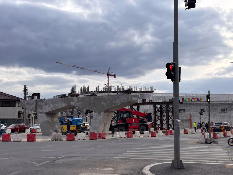 Restricții de circulație pentru montarea grinzilor la pasajul Apărătorii Patriei, pe strada Turnu Măgurele, timp de două nopți