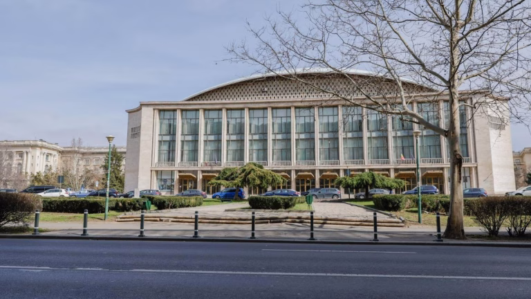 Stâlpișori anti-parcare montati în zona Sălii Palatului pentru siguranța pietonilor