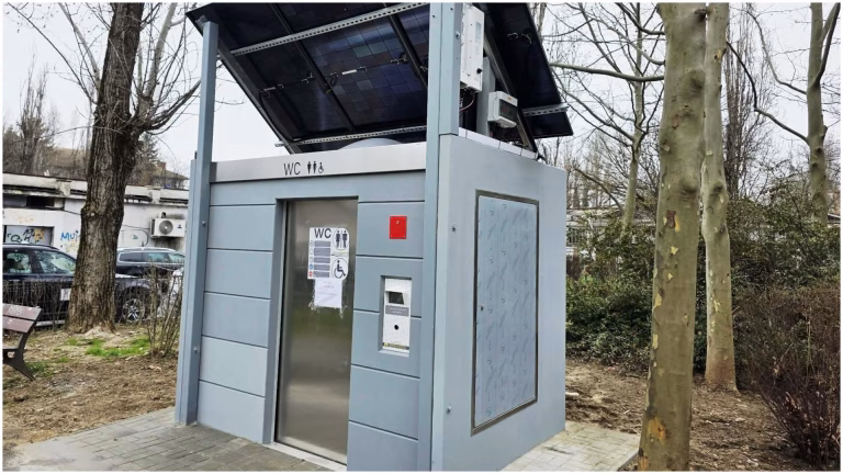 Toaleta publică din Piața Pajura, un obiect decorativ nefuncțional după opt luni