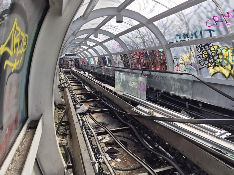 Trotuarul rulant de la Gara de Nord, în stare avansată de degradare