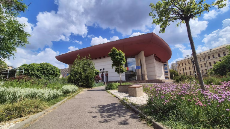 Tururi ghidate prin teatrele din București, care încep cu plimbări prin zone din oraș pline de poveste