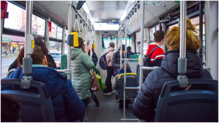 Un moment emoționant în transportul public din București: solidaritate în fața disperării