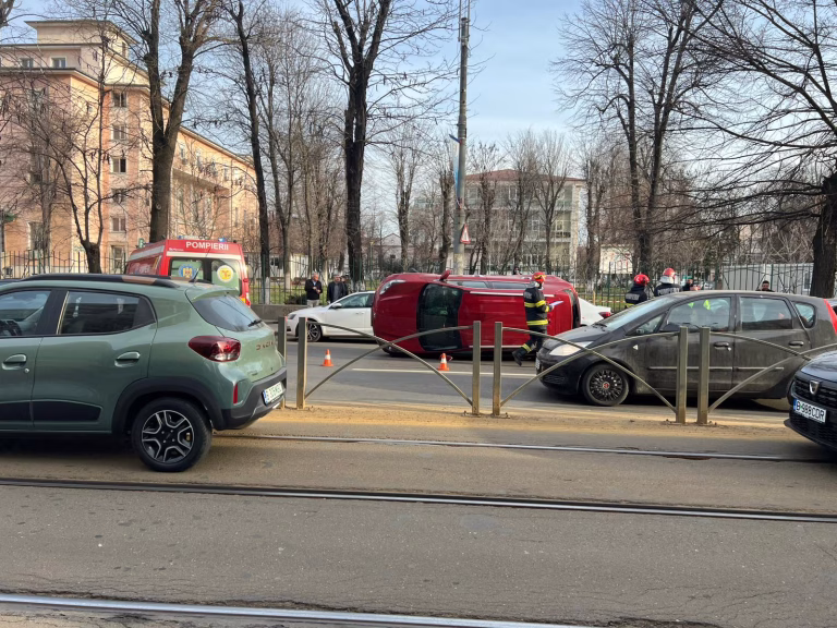 Accident spectaculos pe Ștefan cel Mare, lângă Spitalul Colentina. Un SUV s-a răsturnat pe carosabil
