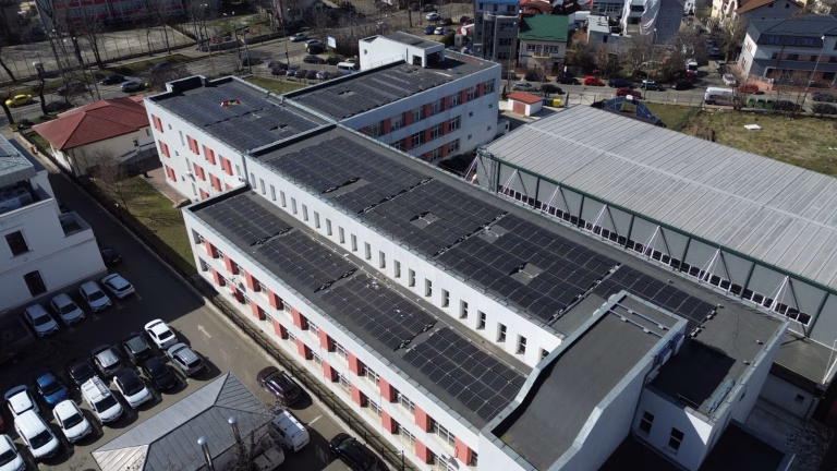 Panouri fotovoltaice pentru școli și blocuri din Sectorul 3: administrația extinde investițiile în energie verde