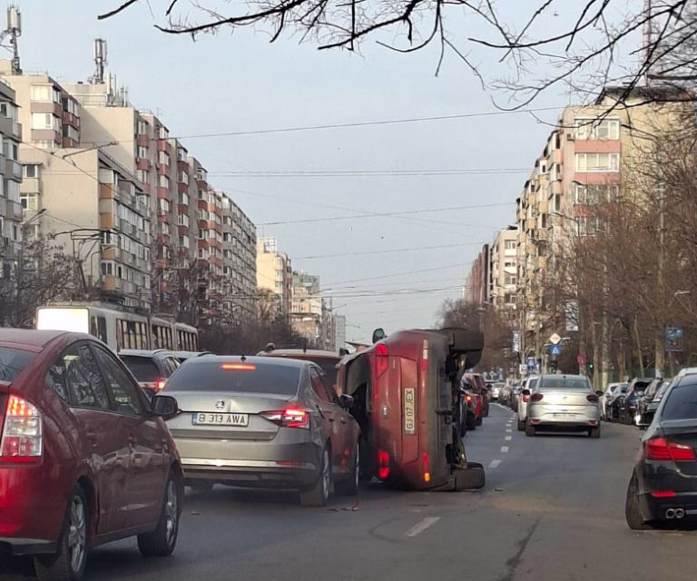 Carambol pe Ștefan cel Mare: șase mașini, una răsturnată