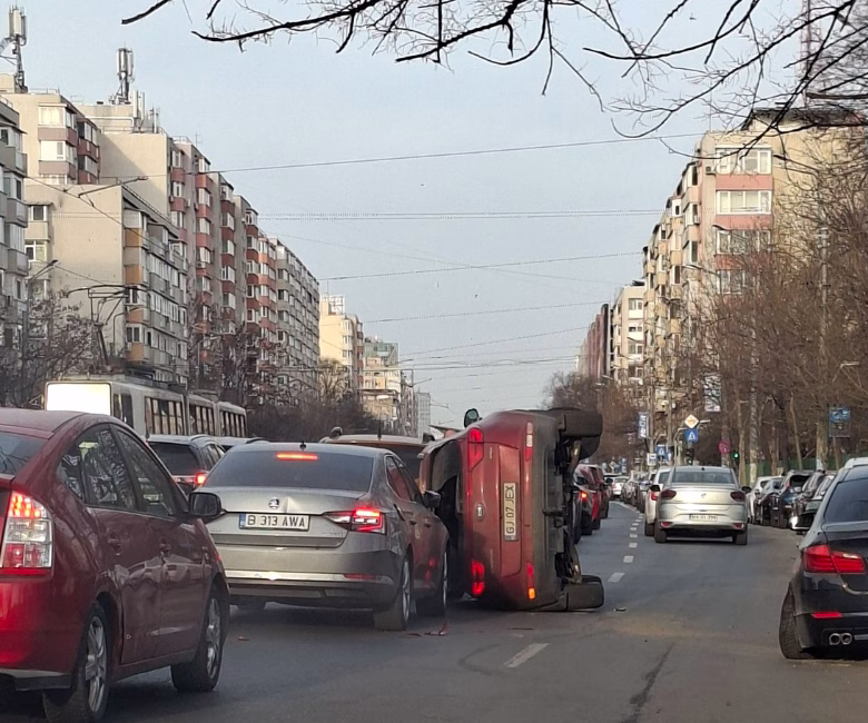 Accident cu șase mașini la Colentina, una răsturnată - Politica