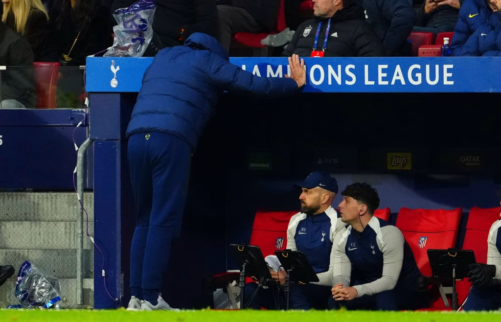 Antrenor „dat afară - Sport