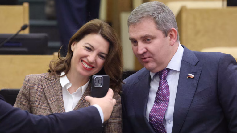 Apple blochează conturile deputaților ruși din Duma de Stat