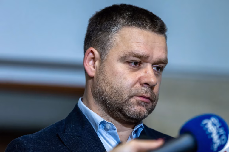 Ciucu caută voturi peste tot: „Negociez și cu AUR dacă trebuie