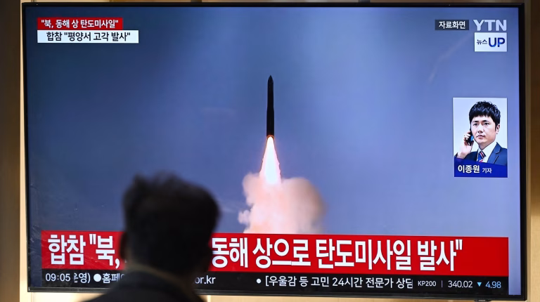 Coreea de Nord a lansat zece rachete spre Marea Japoniei