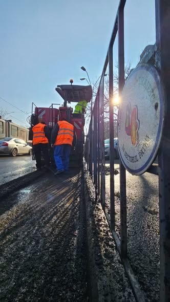 Drumarii au ieșit la reparat gropi în Sectorul 4 - Bucuresti