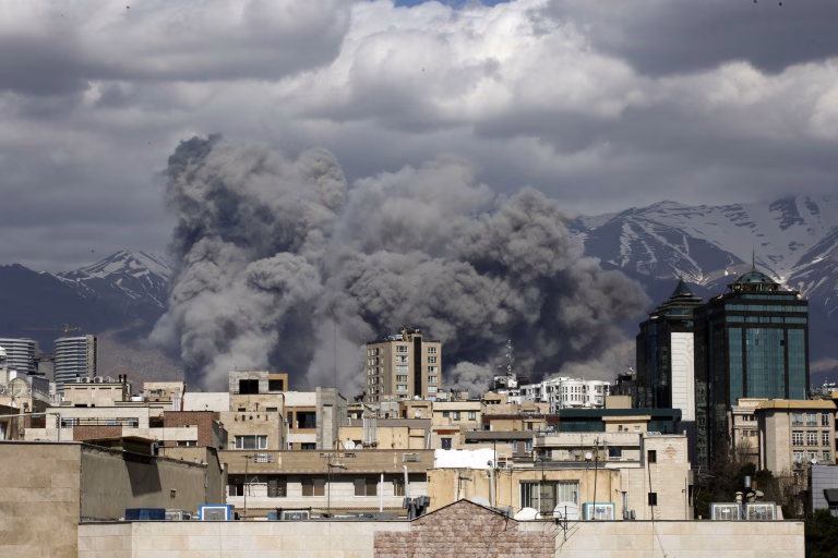 Flăcări la Teheran după atacul israelian asupra depozitelor