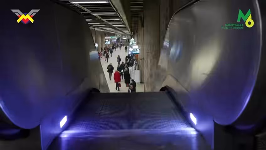 Flori și mărțișoare la metrou de 1 Martie - Bucuresti