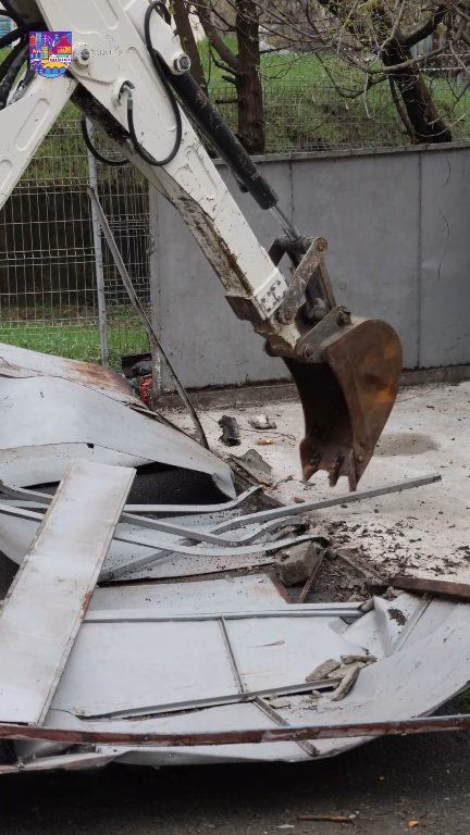 Garaje ilegale demolate pe Aleea Hobița, locuri de parcare în loc
