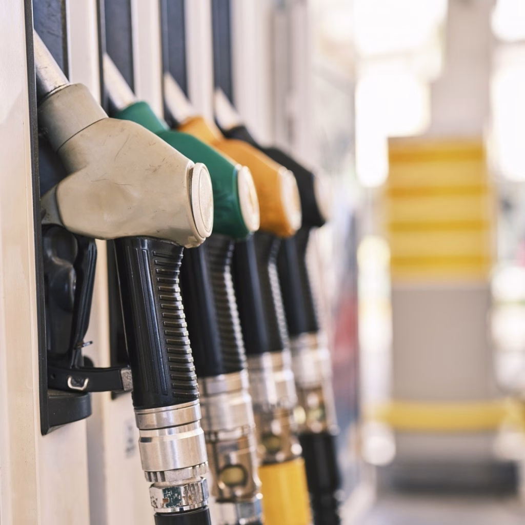 Guvernul pregătește cinci planuri ca benzina să nu treacă de 10 lei - Politica