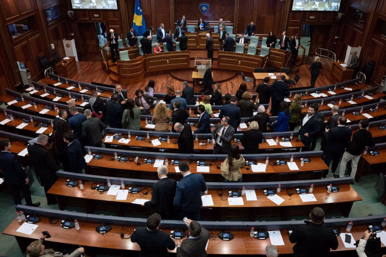 Kosovo: Curtea a zis „pas