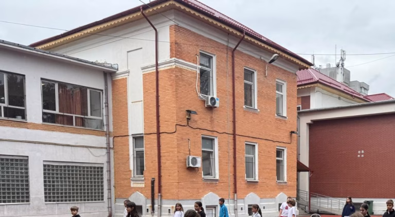Liceul Vlahuță din Floreasca va fi renovat: 1.200 de elevi într-o clădire centenară cu fisuri