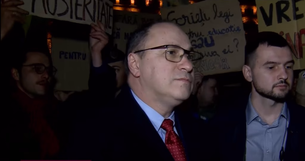 Ministrul Educației, la Victoriei cu studenții protestari - Politica