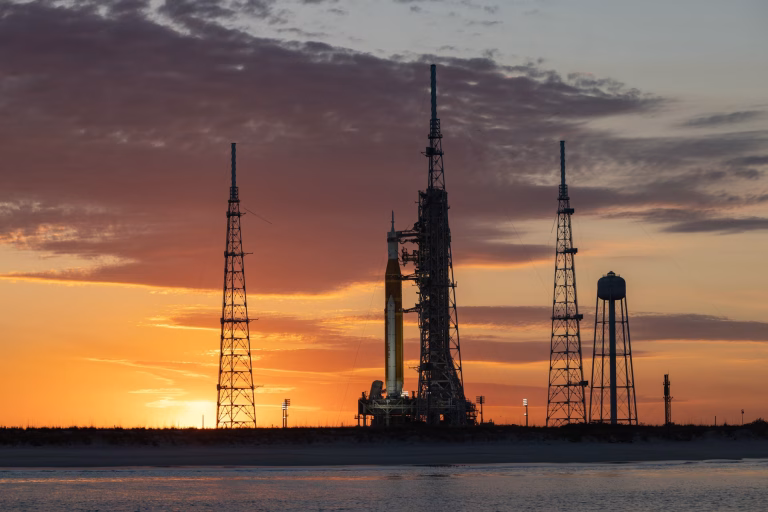 NASA trimite oameni în jurul Lunii în aprilie