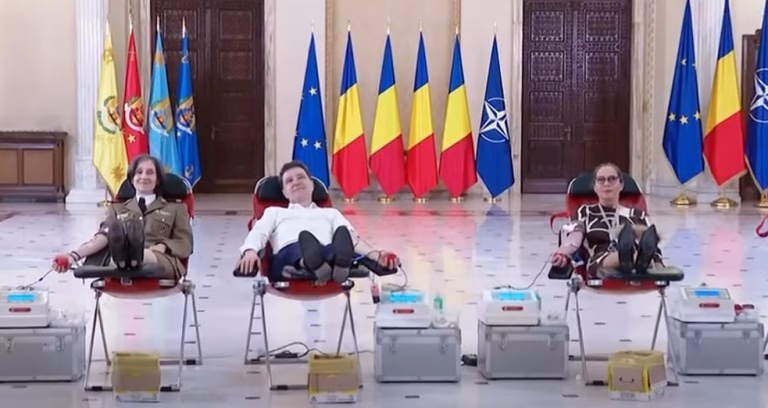 Nicușor Dan a donat sânge la Cotroceni, în Sala Unirii