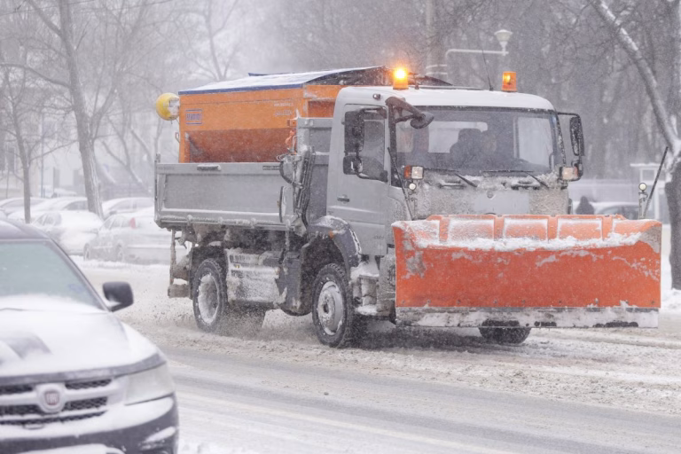 Nisipul antiderapant ne sufocă: de ce e aerul atât de praf în București