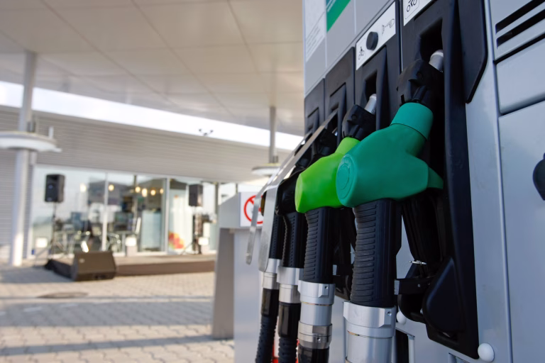 Ordonanța cu carburanții: scad doar 50 de bani pe litru