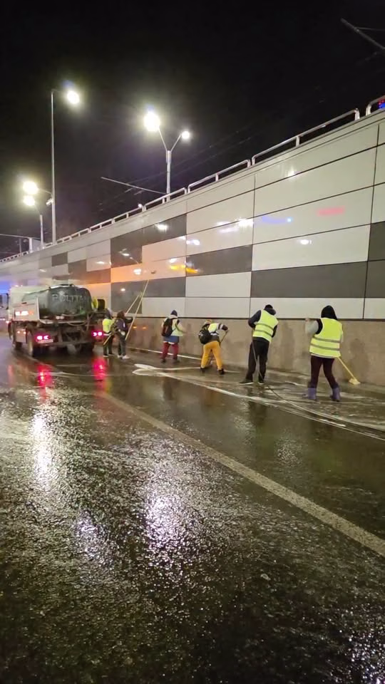 Pasajul de la Piața Sudului a fost spălat noaptea ca să nu blocheze traficul - Bucuresti