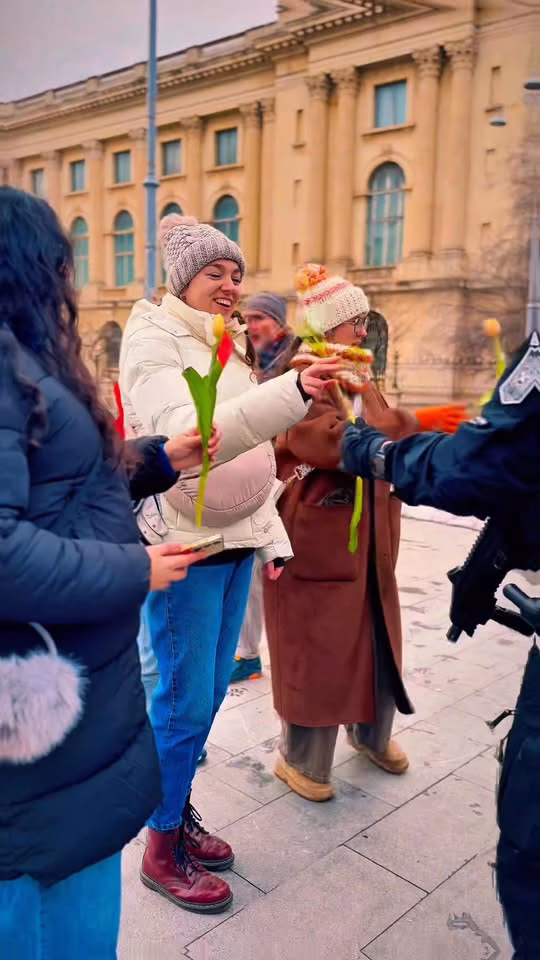 Poliția Capitalei sărbătorește mărțișorul cu buchete de primăvară - Bucuresti