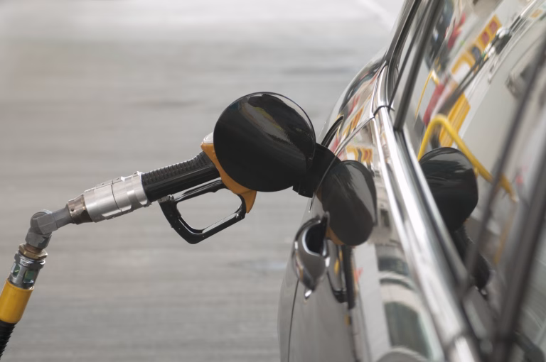 Polonia plafonează benzina, noi ne uităm și oftăm