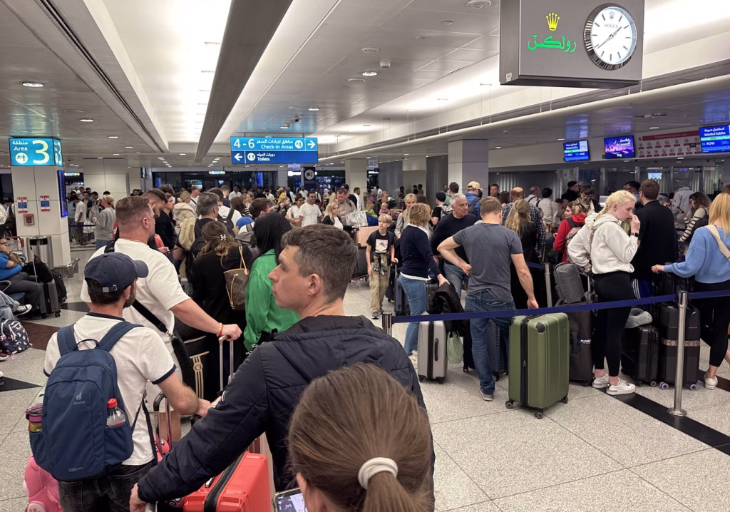 Românii blocați în Dubai se întorc acasă diseară - Politica
