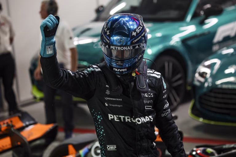Russell câștigă Sprintul din China, Verstappen rămâne fără puncte
