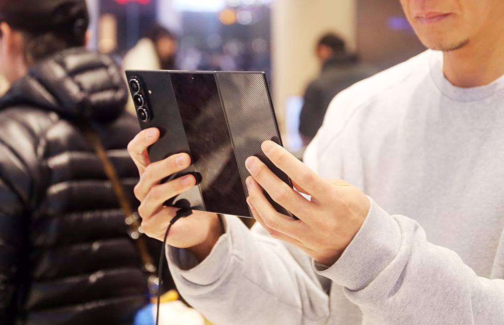 Samsung renunță la telefonul pliabil cu trei ecrane - Politica