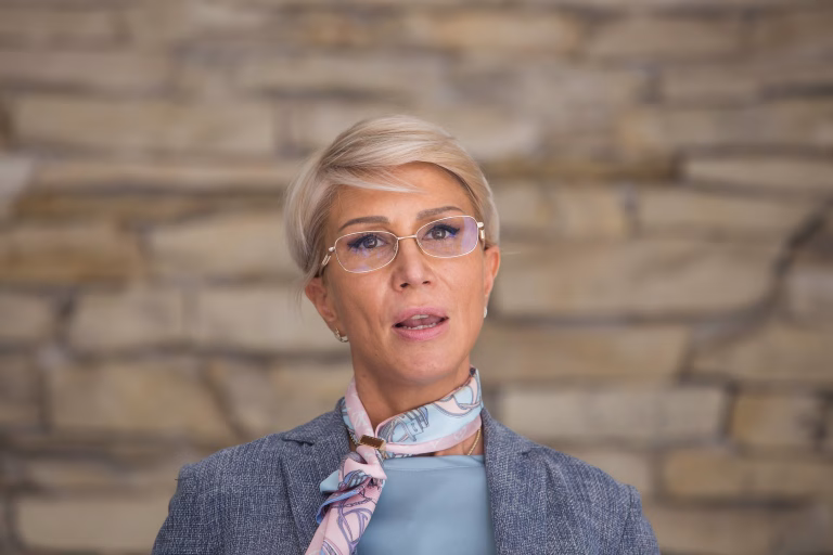 Scandal în Senat: Câciu i-a dat peste mână senatorei Horga