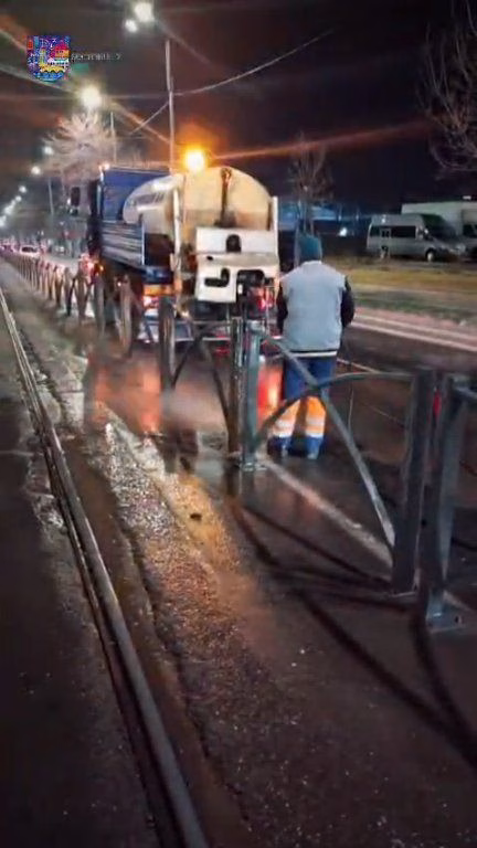 Noaptea se spală bulevardele în Sectorul 2
