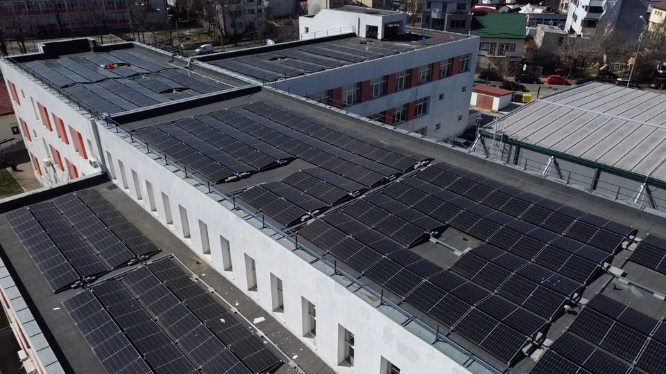 Sectorul 3 se umple de panouri solare pe școli și blocuri - Bucuresti