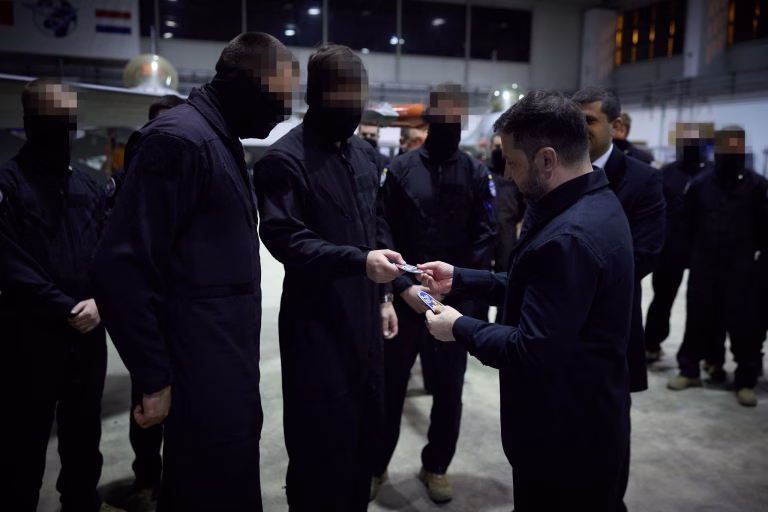 Zelenski a trecut prin România: vizită la baza aeriană de la Borcea