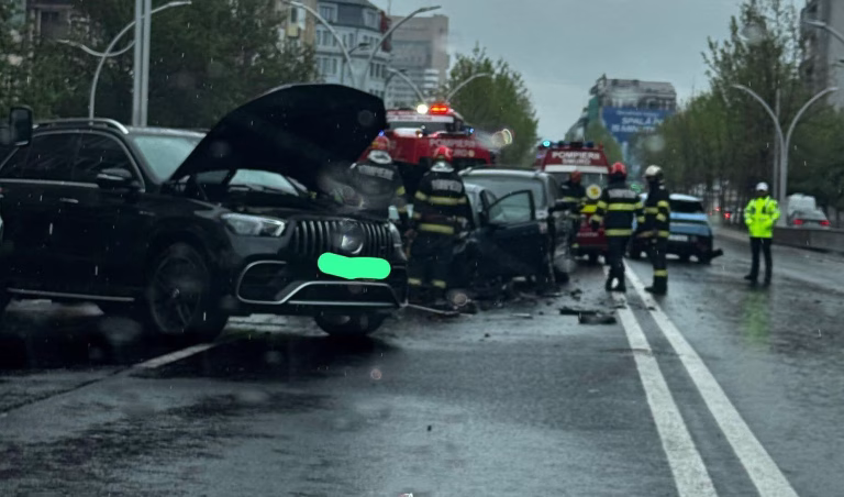 Accident grav pe Bulevardul I.C. Brătianu, carambol cu patru mașini