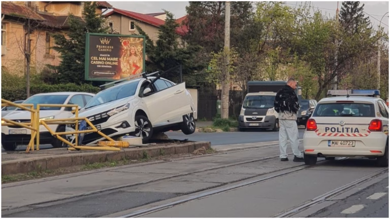 Accident pe Bulevardul Ion Mihalache: Mașină intră în gardul de protecție al stației de tramvai Piața Domenii