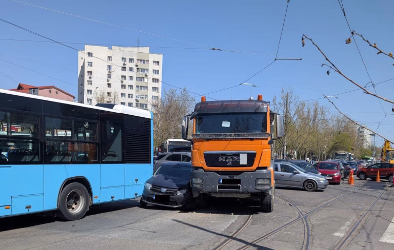 Accident rutier la intersecția bulevardelor Liviu Rebreanu cu 1 Decembrie, modificări în circulație