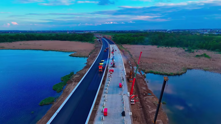 Asfaltare pe viaductul de peste Lacul Cernica pe Lotul 4 al Autostrăzii A0 Nord