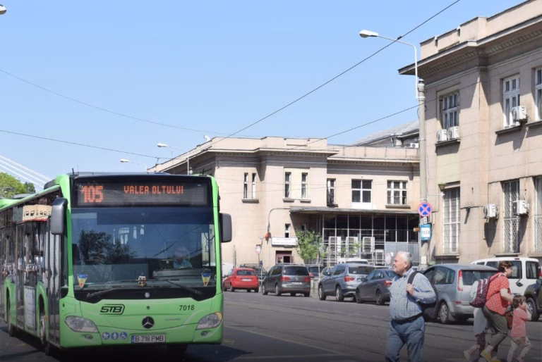 Autobuzele 105 vor avea o nouă stație pe traseu, de joi