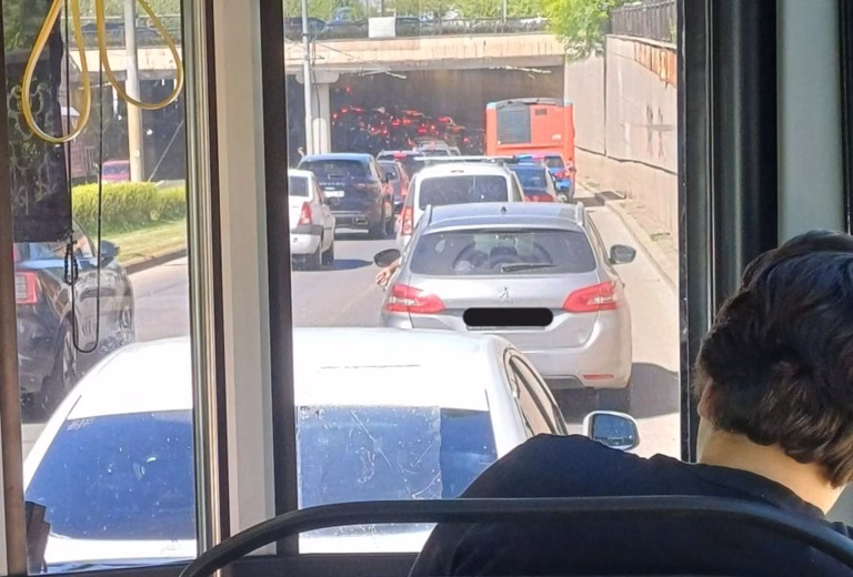 Bucureștean nemulțumit de modificările traseului liniei 104: „Nu ratează niciun pasaj aglomerat din frumoasa noastră urbe”