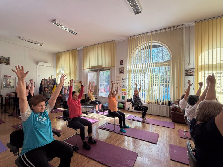Bunicile din Sectorul 2 practică yoga 🪷 Detalii despre înscrierea seniorilor la lecții la Centrul de Asistență Comunitară Basarabia