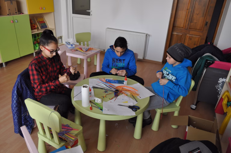 Criza de personal afectează copiii din Sectorul 3, lăsându-i în grija asistenților fără experiență