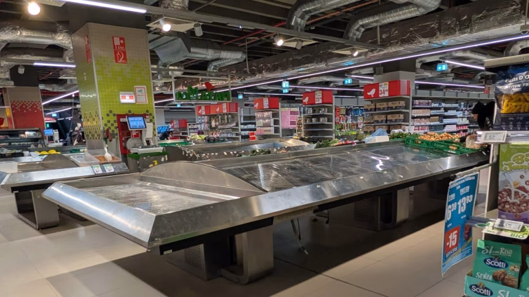 Decizie dificilă pentru locuitorii din Obor: Auchan închide supermarketul de la subsol