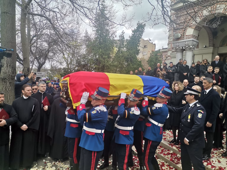 Mircea Lucescu, condus pe ultimul drum la Bellu, în aplauze și cu onoruri militare