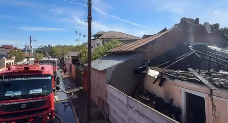 Incendiu devastator în Sectorul 5, afectând acoperișurile a două locuințe
