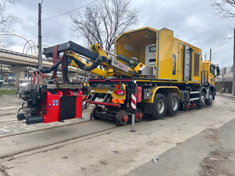 Marele Galben, mașinăria esențială pentru reabilitarea șinelor de tramvai din București, aproape de finalizare