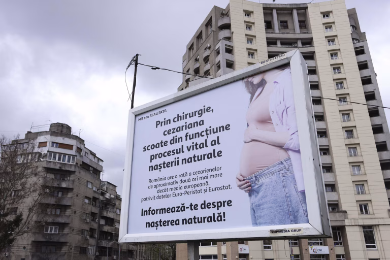 O fundație promovează mesaje anti-cezariană prin panouri publicitare în București